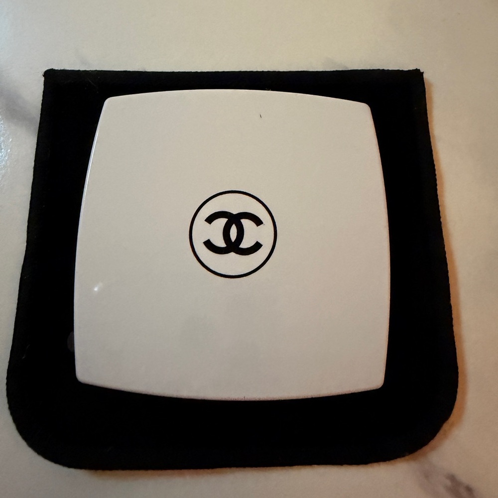 CHANEL MIROIR DOUBLE FACETTES
WITH CASE - Picture 2 of 7
